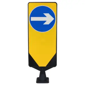 Right Arrow Traffic Bollard – UK Dynaflex rebound bollard with reflective right-pointing arrow